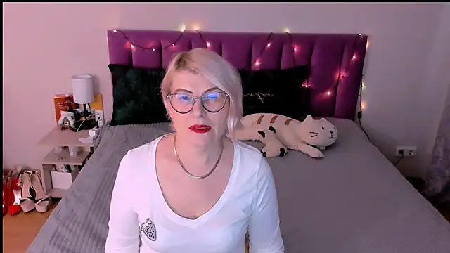 sabrinamacmarren online show from 12/16/25, 11:59