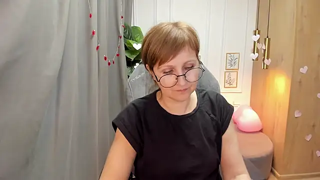 Snapshot of Paris_Cherry chatting on 02/18/25, 04:37 Paris Cherry online show from 02/18/25, 04:37