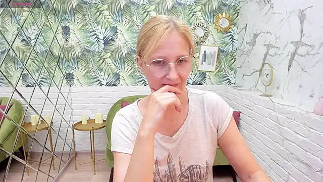 Snapshot of Paris_Cherry chatting on 09/16/25, 08:21 Paris Cherry online show from 09/16/25, 08:21