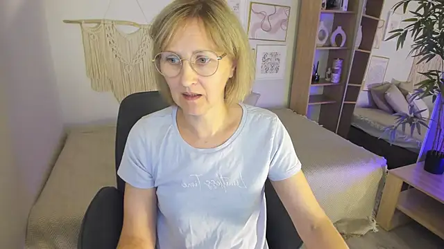 Snapshot of Paris_Cherry chatting on 09/17/25, 08:10 Paris Cherry online show from 09/17/25, 08:10