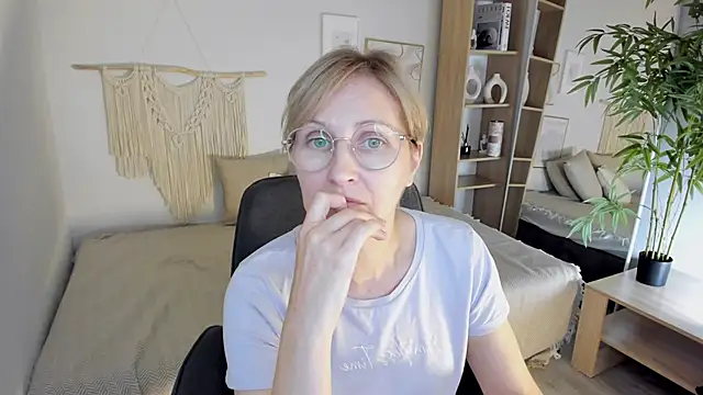 Snapshot of Paris_Cherry chatting on 09/18/25, 07:16 Paris Cherry online show from 09/18/25, 07:16