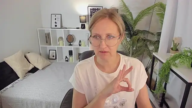 Snapshot of Paris_Cherry chatting on 09/28/25, 08:03 Paris Cherry online show from 09/28/25, 08:03