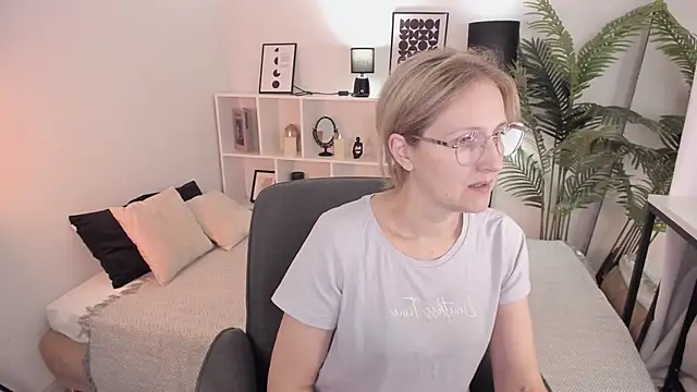 Snapshot of Paris_Cherry chatting on 10/12/25, 08:08 Paris Cherry online show from 10/12/25, 08:08