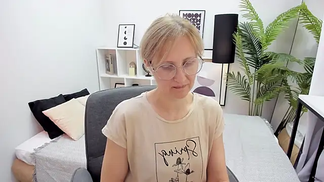 Snapshot of Paris_Cherry chatting on 10/13/25, 08:09 Paris Cherry online show from 10/13/25, 08:09