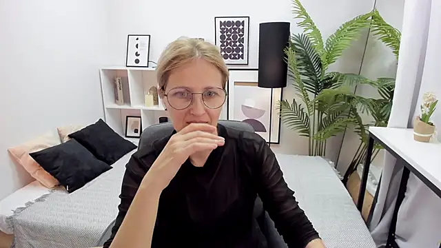 Snapshot of Paris_Cherry chatting on 10/14/25, 09:26 Paris Cherry online show from 10/14/25, 09:26