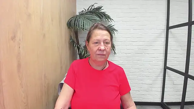 Snapshot of LindaPassionate chatting on 04/26/26, 05:16 LindaPassionate online show from 04/26/26, 05:16