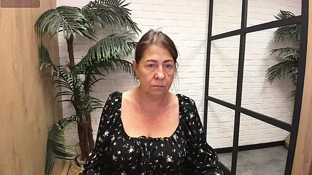 Snapshot of LindaPassionate chatting on 06/12/26, 01:10 LindaPassionate online show from 06/12/26, 01:10