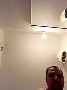 Snapshot of Miki20677 chatting on 12/23/24, 04:06 Miki20677 online show from 12/23/24, 04:06