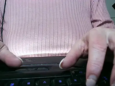 Snapshot of heidi60 chatting on 12/04/24, 07:01 heidi60 online show from 12/04/24, 07:01