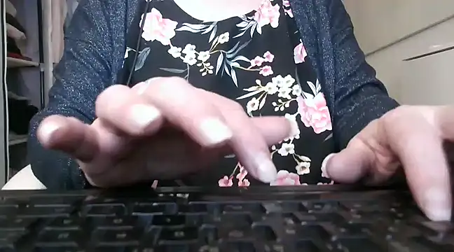 Snapshot of heidi60 chatting on 02/24/25, 08:27 heidi60 online show from 02/24/25, 08:27