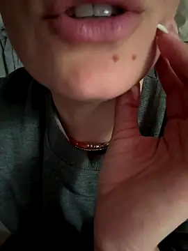 Snapshot of Wet-Pussycat chatting on 10/25/25, 03:40 Wet-Pussycat online show from 10/25/25, 03:40