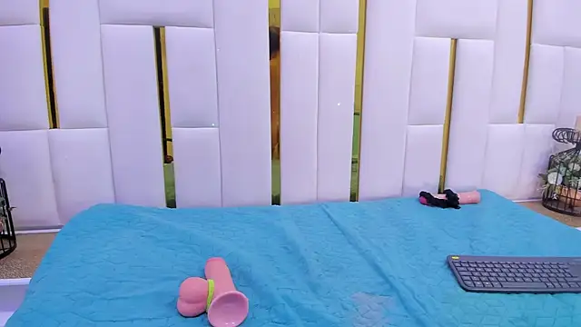 cristinapuerta  online show from 12/02/24, 06:10