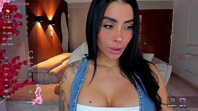 Snapshot of Sarah_Stone_ chatting on 09/17/25, 07:37 Sarah Stone online show from 09/17/25, 07:37