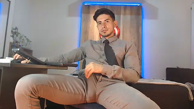 Andrew 4  online show from 11/05/25, 03:39