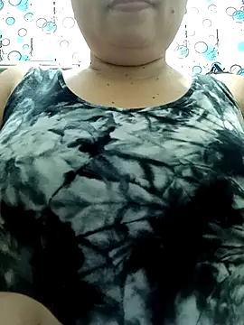 Snapshot of XXLorie_02 chatting on 04/21/26, 12:01 XXLorie 02 online show from 04/21/26, 12:01