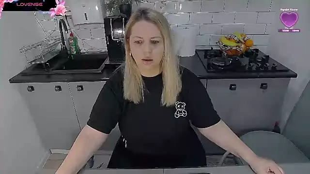 erikaerika online show from 12/18/25, 08:53