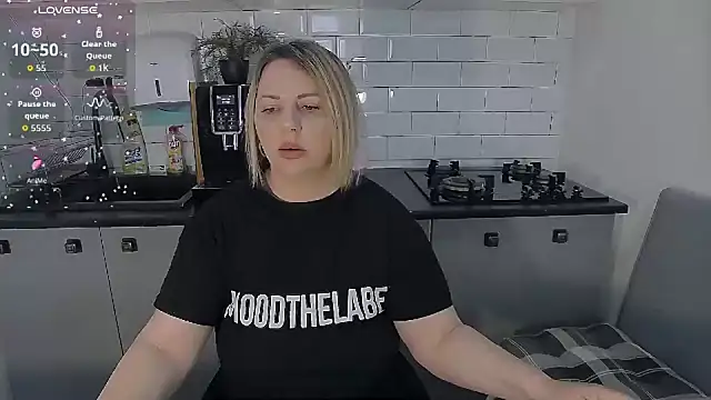 erikaerika online show from 04/17/26, 08:28