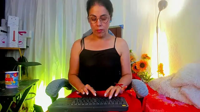 Snapshot of girasol_walton chatting on 05/18/26, 02:45 girasol walton online show from 05/18/26, 02:45