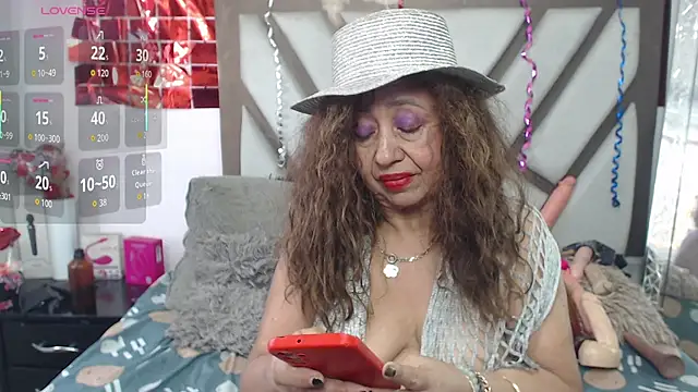 Snapshot of matureluna chatting on 06/26/26, 04:22 matureluna online show from 06/26/26, 04:22
