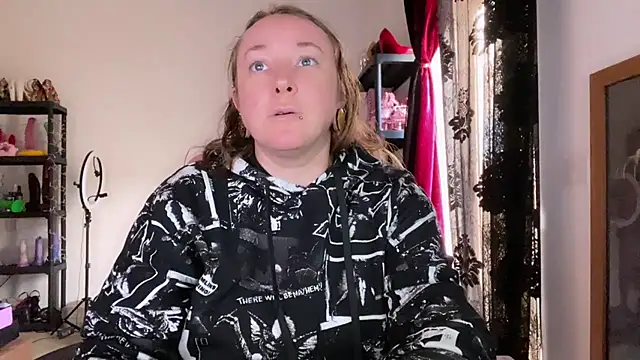 kisicaxx online show from 12/17/25, 02:01