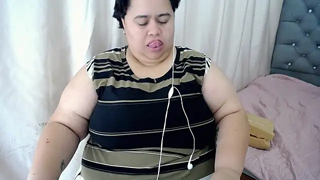 Snapshot of hotlesby4uxxx chatting on 12/04/24, 11:13 hotlesby4uxxx online show from 12/04/24, 11:13