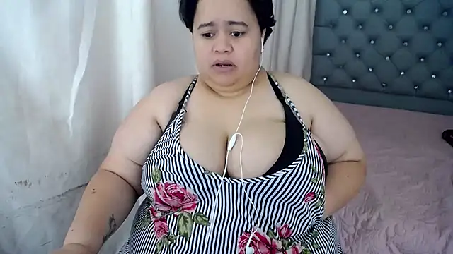 Snapshot of hotlesby4uxxx chatting on 12/17/24, 04:43 hotlesby4uxxx online show from 12/17/24, 04:43