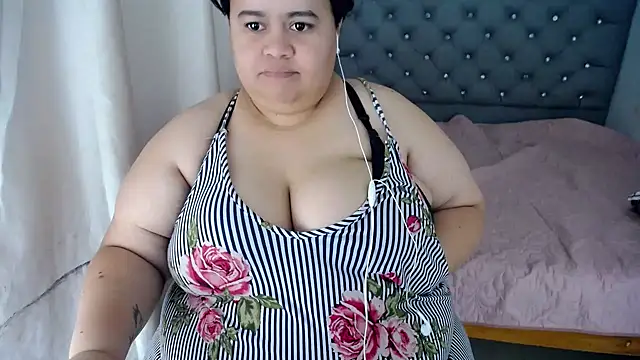 Snapshot of hotlesby4uxxx chatting on 12/18/24, 03:55 hotlesby4uxxx online show from 12/18/24, 03:55