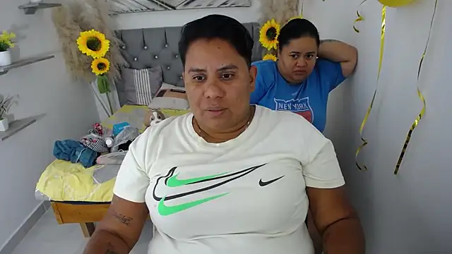 Snapshot of hotlesby4uxxx chatting on 09/18/25, 12:23 hotlesby4uxxx online show from 09/18/25, 12:23