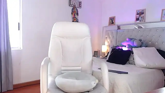 hollythomson online show from 02/16/25, 06:54