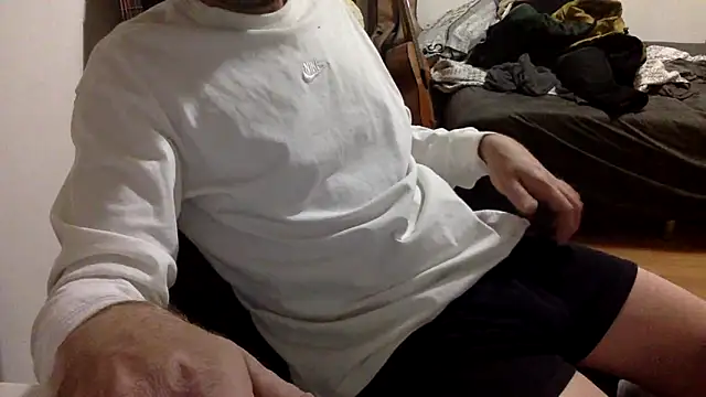 Snapshot of BADGUY2021 chatting on 12/17/25, 06:36 BADGUY2021 online show from 12/17/25, 06:36