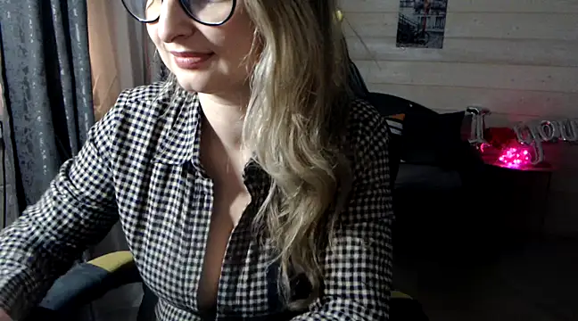 Snapshot of RubiLakros chatting on 02/21/25, 07:43 RubiLakros online show from 02/21/25, 07:43