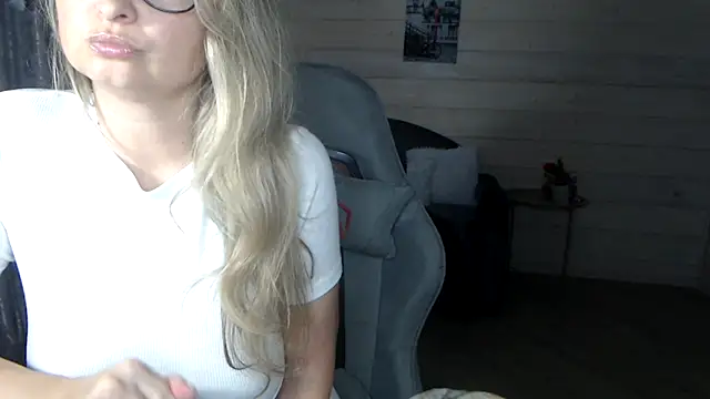 Snapshot of RubiLakros chatting on 10/21/25, 10:27 RubiLakros online show from 10/21/25, 10:27