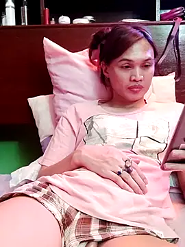 QueenSoreal online show from 12/01/25, 07:52