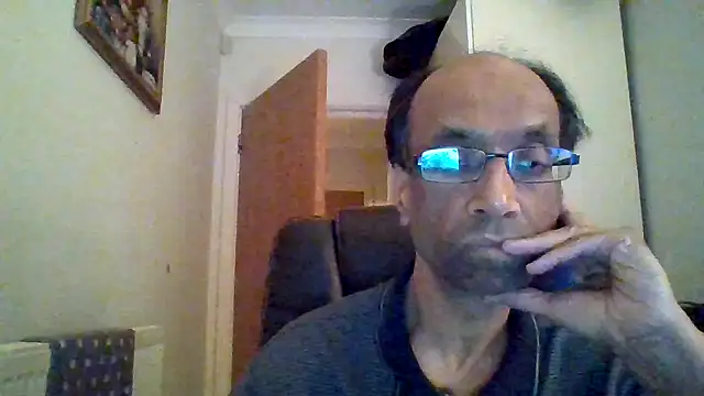 Snapshot of rauncher1 chatting on 09/17/25, 08:32 rauncher1 online show from 09/17/25, 08:32