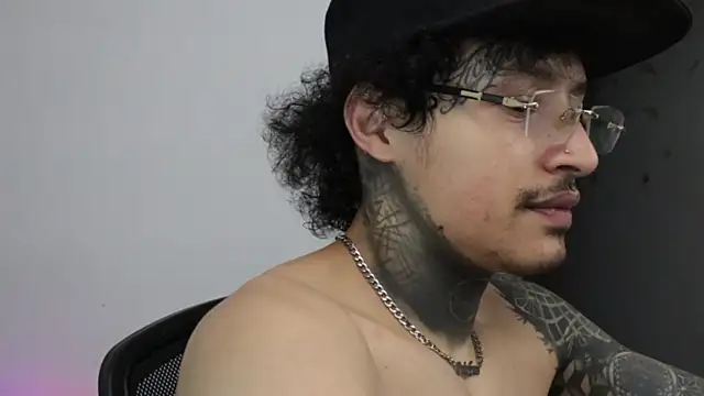 Snapshot of trieone chatting on 02/12/26, 01:33 trieone online show from 02/12/26, 01:33