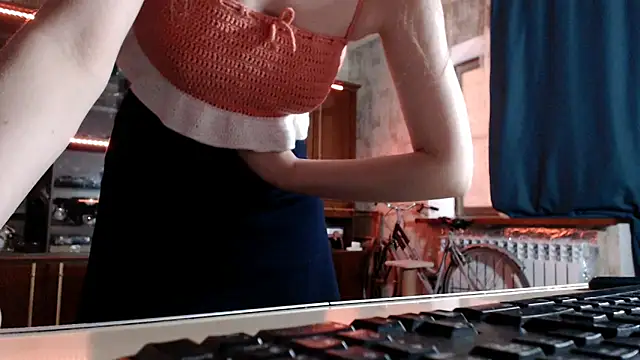 Snapshot of pa1e_pr1ncess chatting on 05/17/26, 07:28 pa1e pr1ncess online show from 05/17/26, 07:28