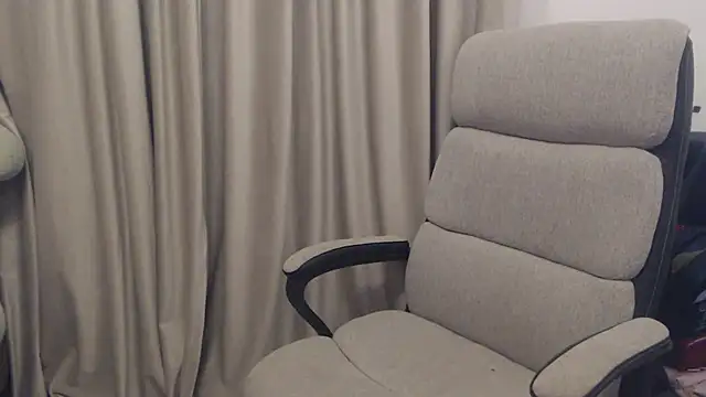 Snapshot of Aliss_Hottie chatting on 10/30/25, 08:20 Aliss Hottie online show from 10/30/25, 08:20