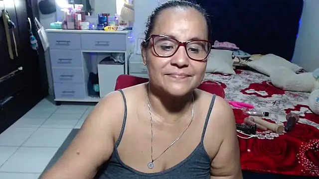 Snapshot of pervert_mommy_ chatting on 06/10/26, 10:47 pervert mommy online show from 06/10/26, 10:47