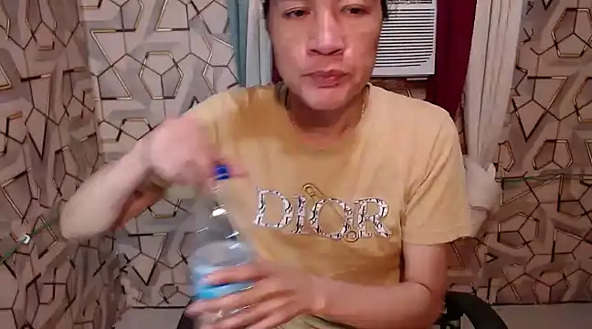 Snapshot of tshugecumxxx chatting on 01/01/25, 03:03 tshugecumxxx online show from 01/01/25, 03:03