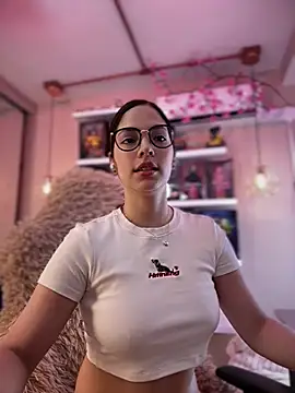 Snapshot of Zoe_Bae chatting on 06/18/26, 10:03 Zoe Bae online show from 06/18/26, 10:03