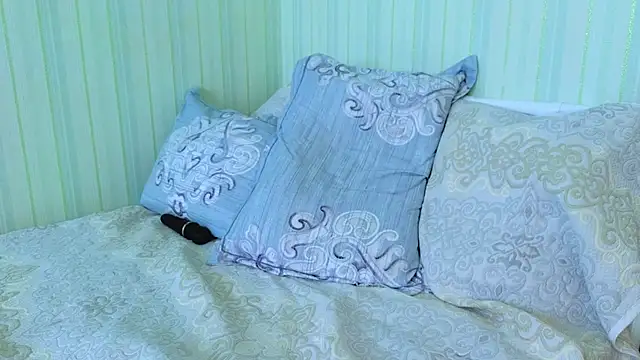 Snapshot of _Lily_ chatting on 03/03/25, 07:32  Lily  online show from 03/03/25, 07:32