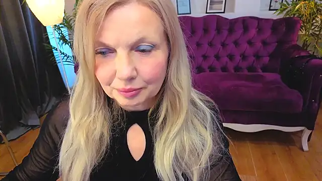 Abby Moore  online show from 05/08/26, 07:03