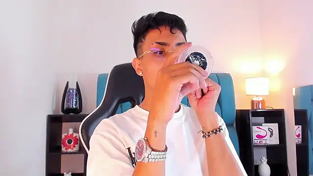 Snapshot of AlanNaughty chatting on 01/24/25, 07:30 AlanNaughty online show from 01/24/25, 07:30