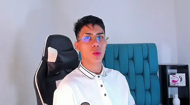 Snapshot of AlanNaughty chatting on 02/02/25, 04:26 AlanNaughty online show from 02/02/25, 04:26