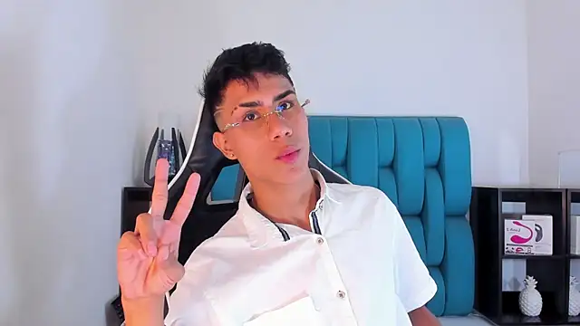 Snapshot of AlanNaughty chatting on 02/05/25, 08:57 AlanNaughty online show from 02/05/25, 08:57