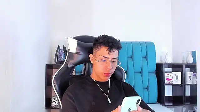 Snapshot of AlanNaughty chatting on 02/26/25, 08:33 AlanNaughty online show from 02/26/25, 08:33