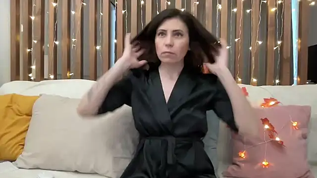 Snapshot of HotyWinter chatting on 10/31/25, 08:48 HotyWinter online show from 10/31/25, 08:48