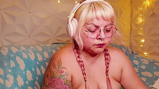 Snapshot of Satyn_doll chatting on 06/16/26, 12:24 Satyn doll online show from 06/16/26, 12:24