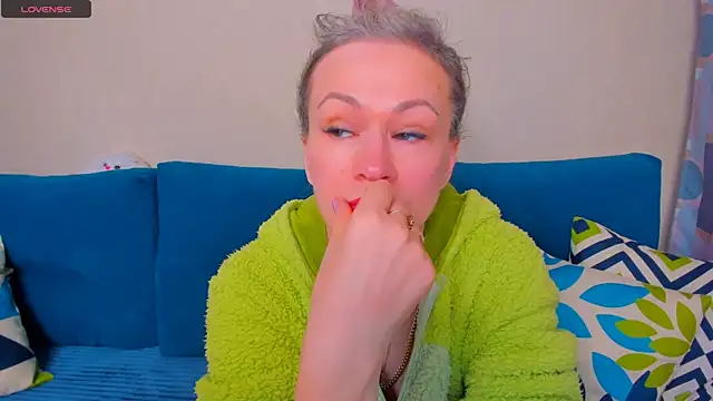 EllenMoore online show from 10/24/25, 03:03