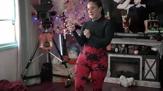 Nikki Torres online show from 10/20/25, 05:24